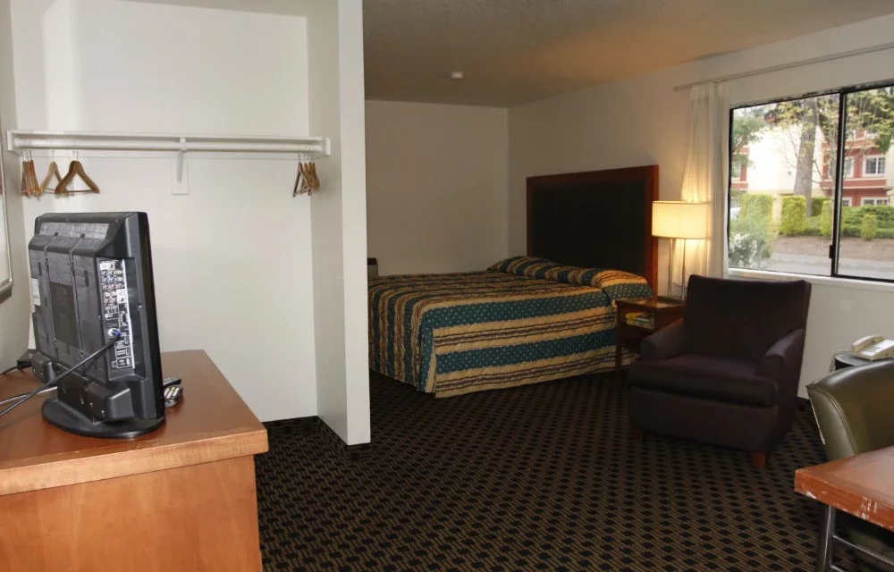 King Non-Smoking Room with Couch in Portland